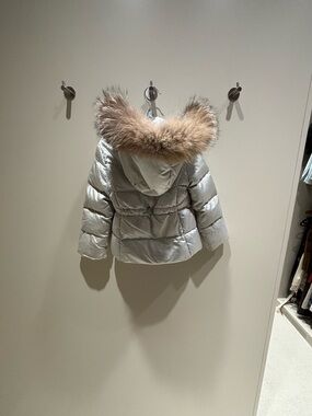 Il gufo designer Girls' Silver Puffer down Jacket with Fur-Trim Hood- size 3
